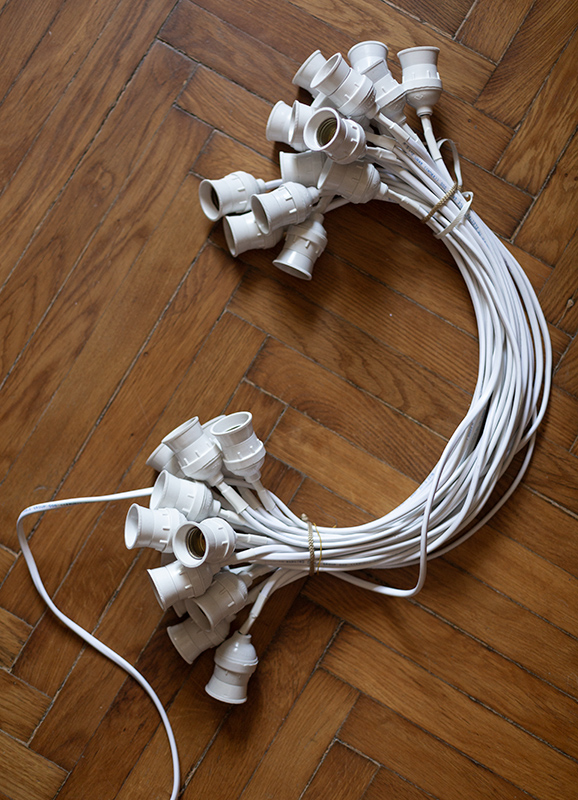 белая ламповая гирлянда